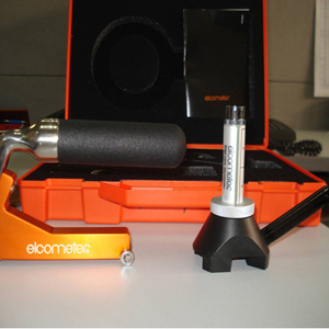 涂層檢測儀:簡稱 PIG（Paint Inspection Gauge），用鋒利的刀片劃破漆膜，然后通過顯微鏡（50X）來觀察漆膜狀況，并能計算底漆，中間漆和面漆的漆膜厚度，其精確度在±10％。使用不同的刀片其計算系數(shù)是不一樣： No.1：每一刻度為20 微米; No.2：第一刻度為10 微米; NO.3：每一刻度為2微米