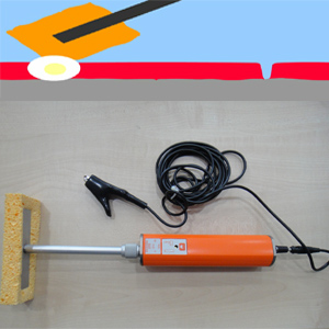 低壓漏涂點檢測儀:可以測量干膜厚度500微米以下涂層，使用濕潤海綿，水份不能太多，以免流敞引出誤測。為了不影響污染涂層，多用于250微米以上的涂層